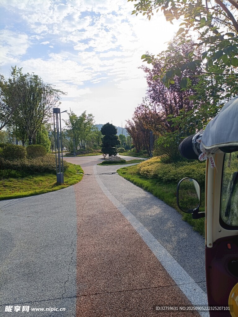公園中的多彩步道景觀