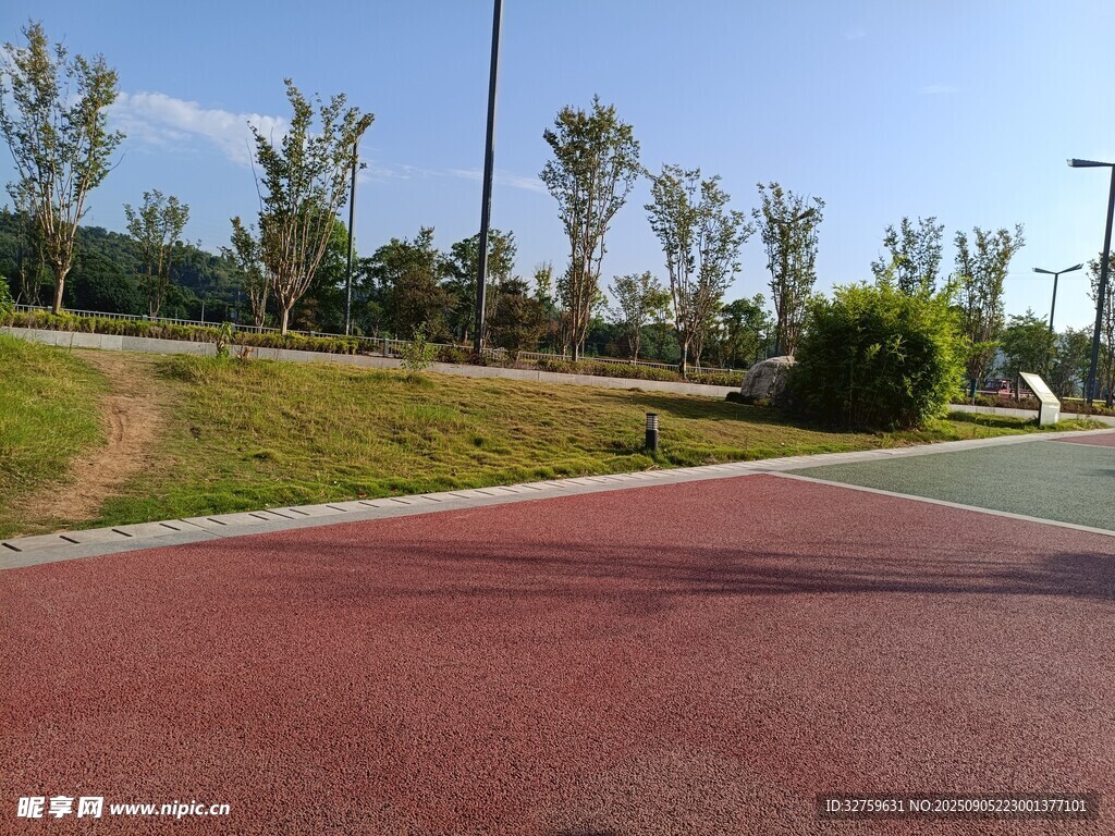 戶外紅色健身步道風(fēng)景