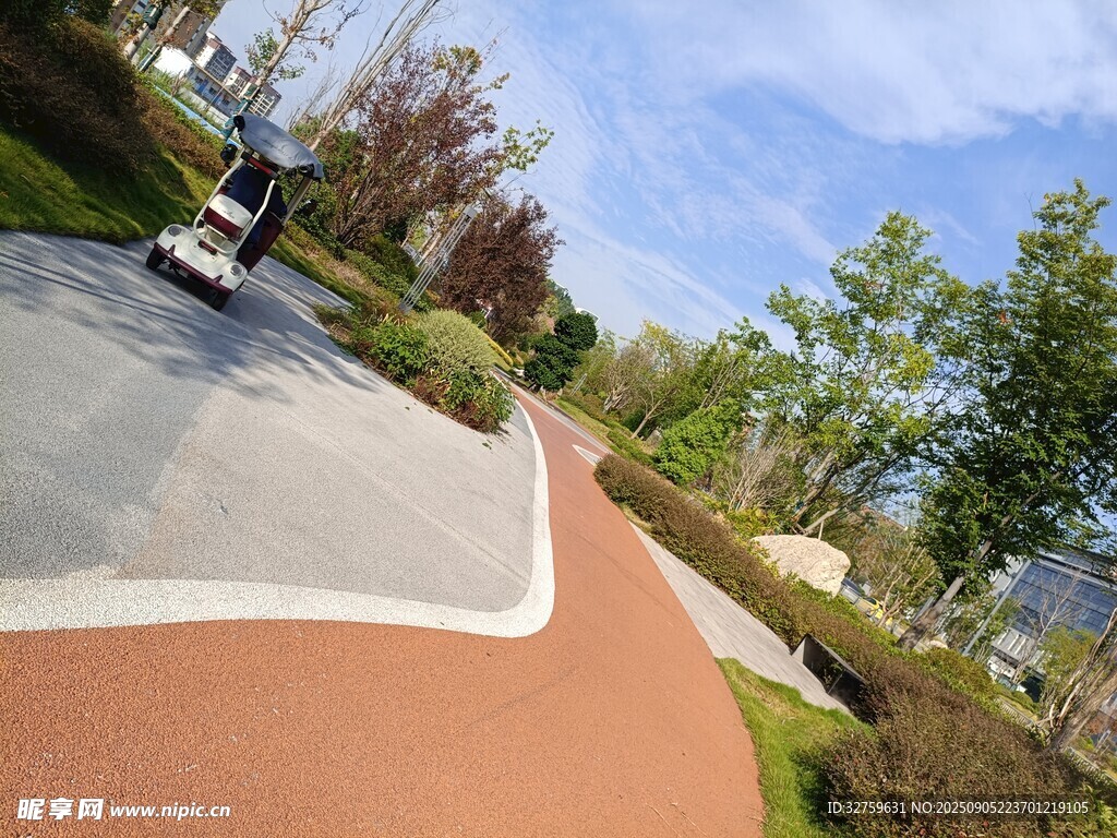 戶外彩色步道與綠植景觀