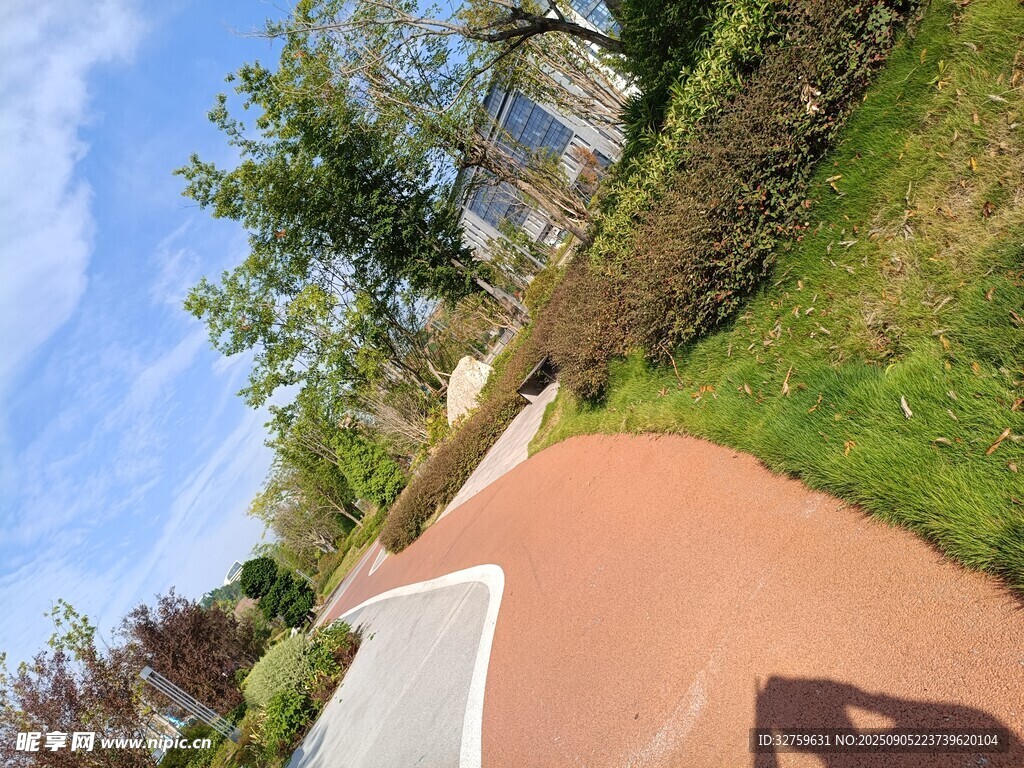 戶外彩色步道風(fēng)景