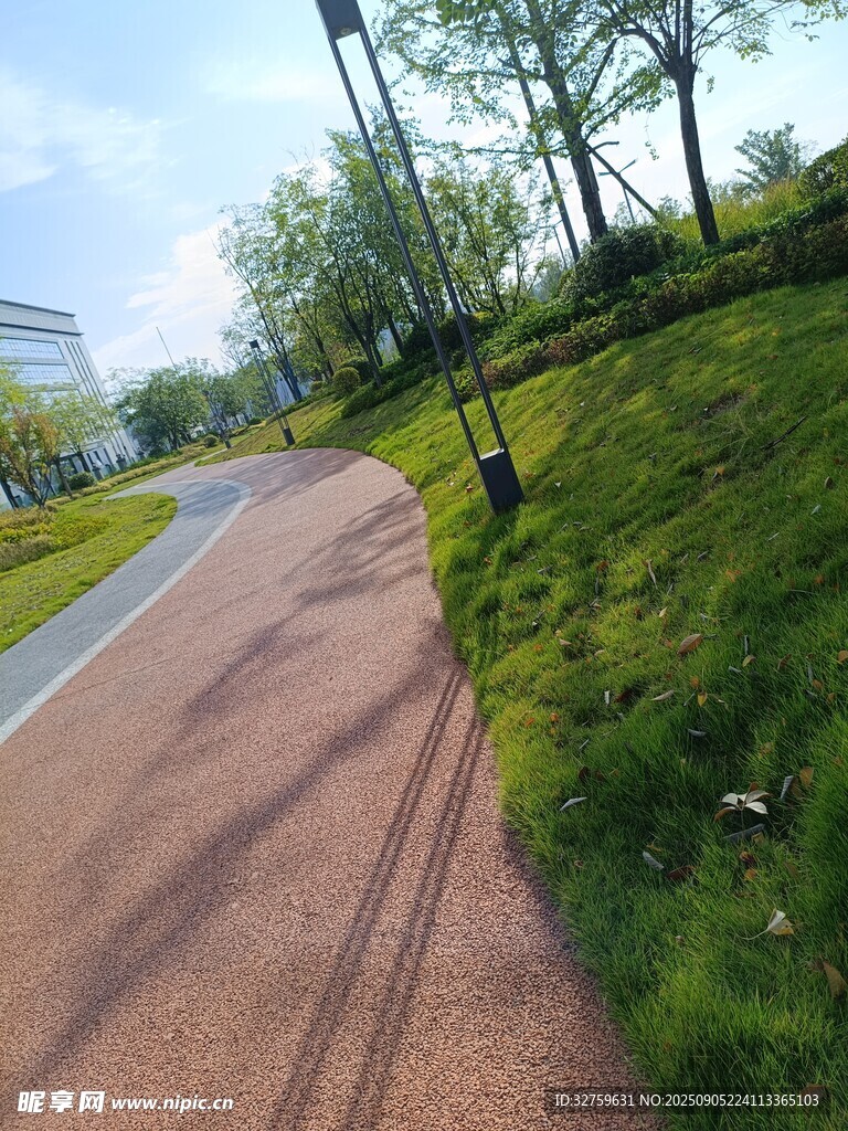 城市中寧?kù)o的彩色步道