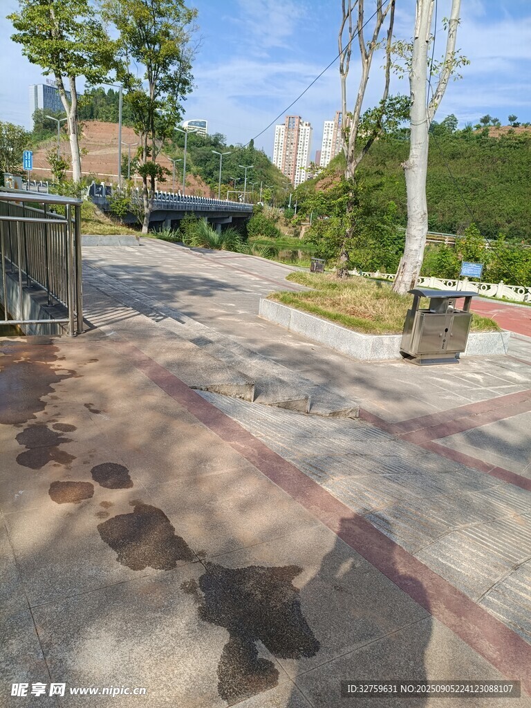 城市中陽光照耀的休閑步道
