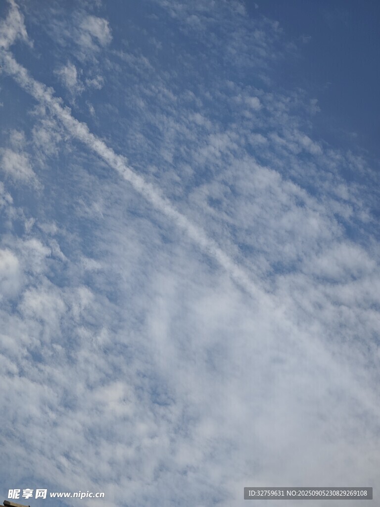 藍天下的飛機尾跡