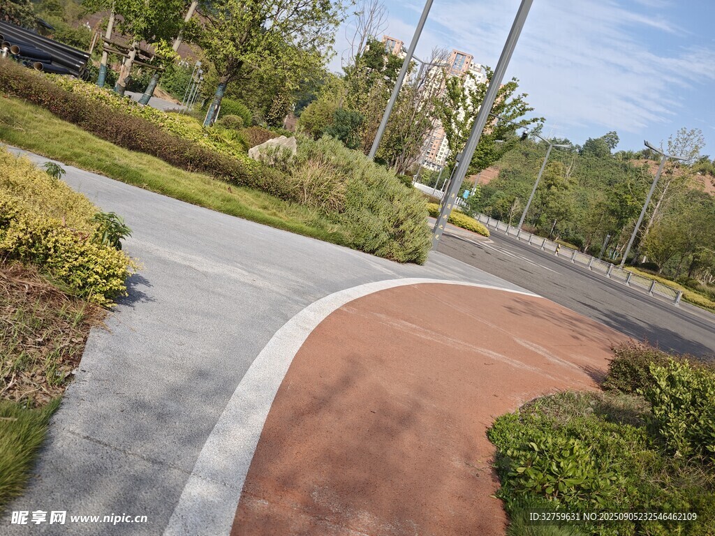 城市公園中的多彩步道