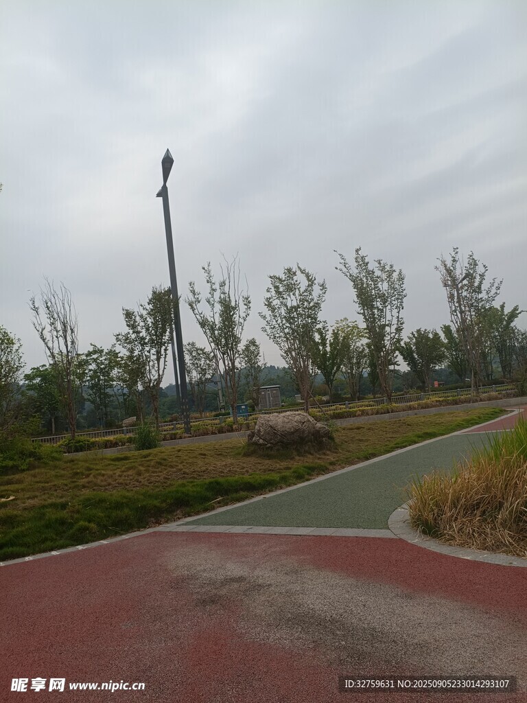 戶外空曠的彩色步道風(fēng)景