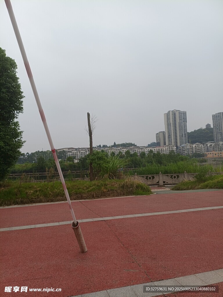 戶外紅色跑道與城市景觀