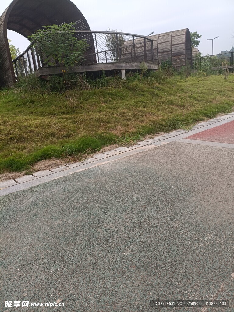戶外道路旁的觀景平臺