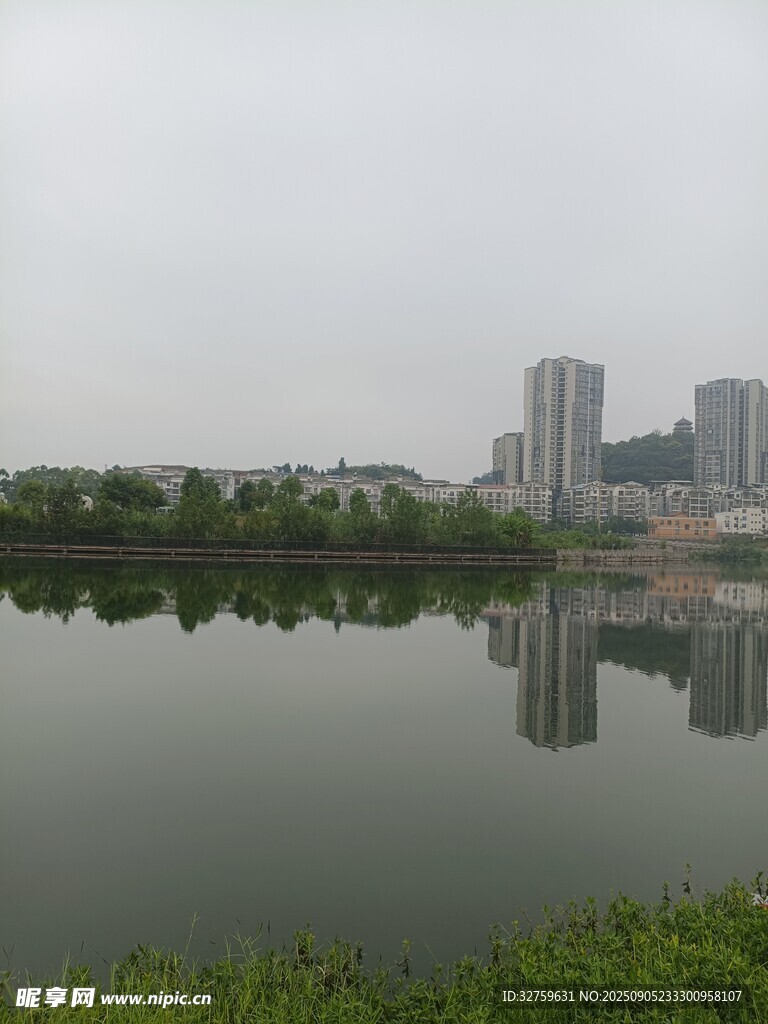湖畔城市景觀倒影