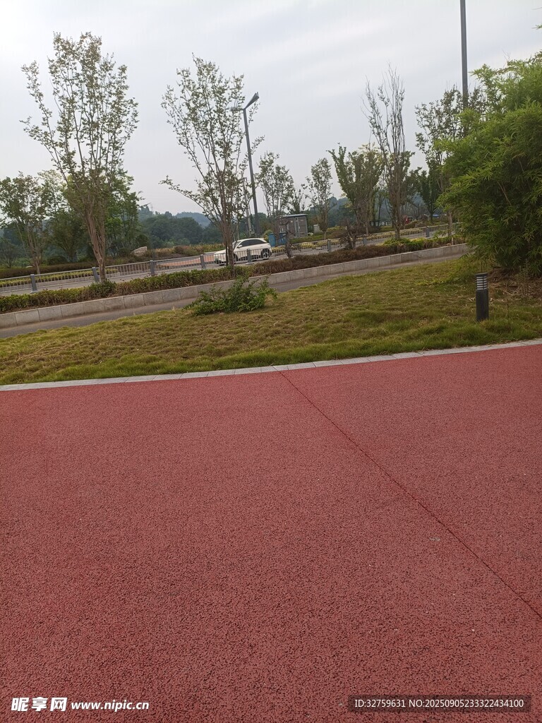 紅色塑膠跑道與周邊景致