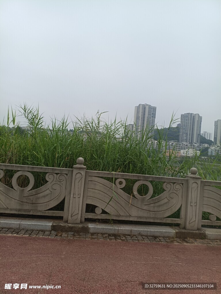 城市邊的石欄與綠植景觀