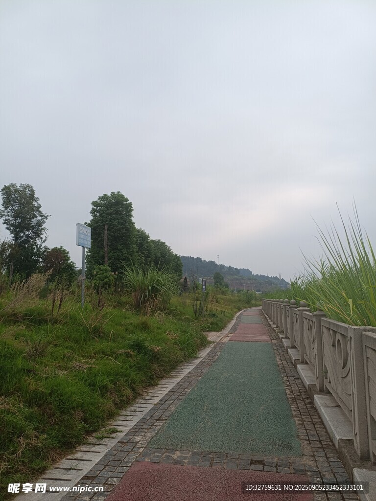 郊外彩色步道 