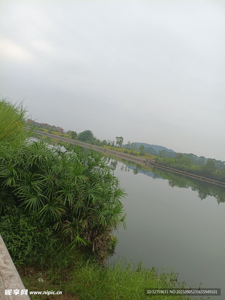 寧靜河畔風(fēng)光