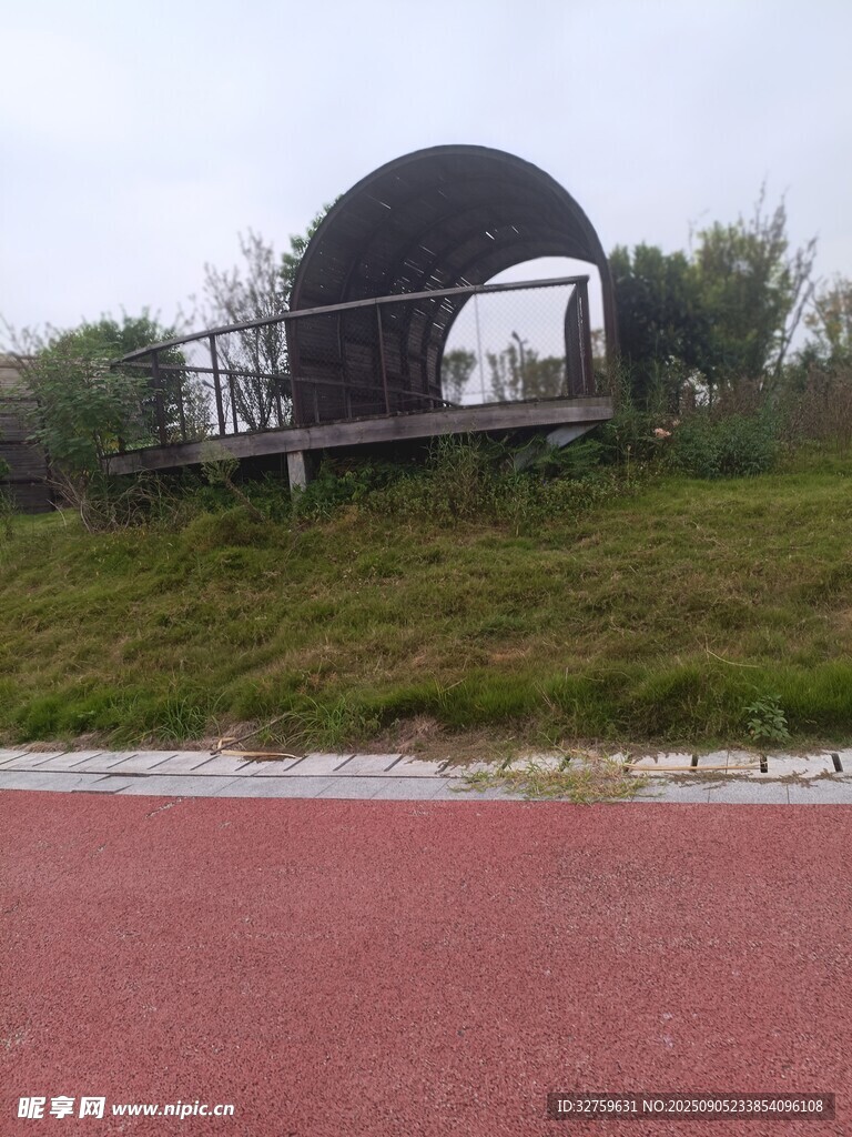 戶外紅跑道旁的涼亭景觀