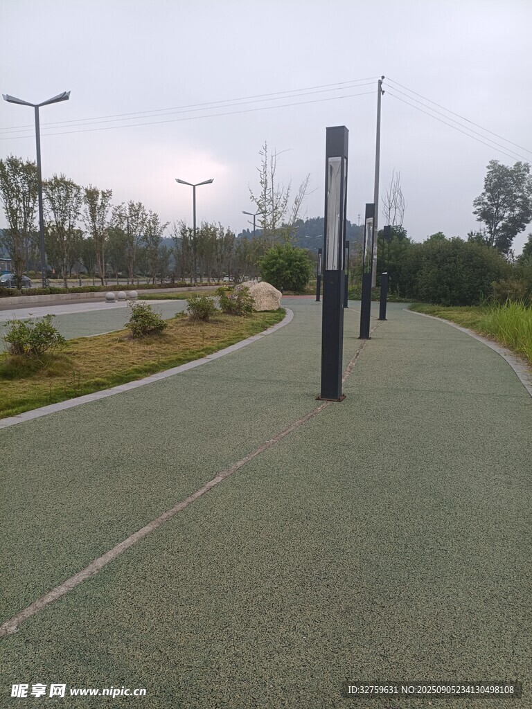 城市中的靜謐騎行步道