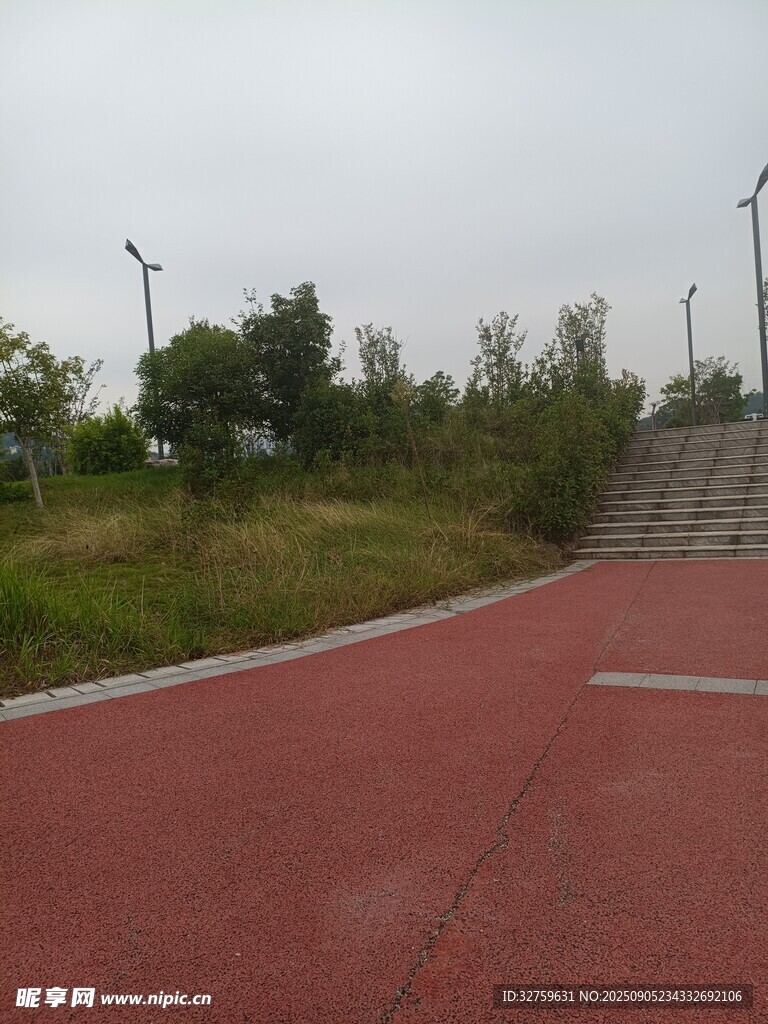 戶外紅色跑道與綠植景觀