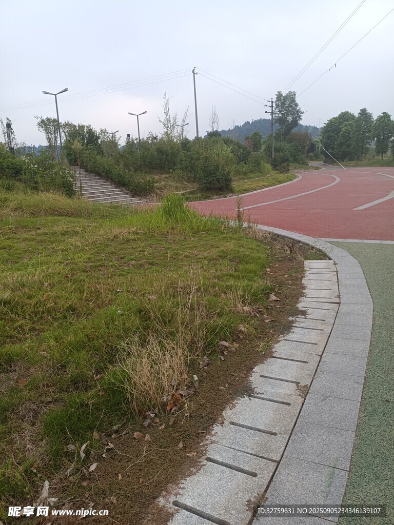 校園跑道旁的磚石小徑