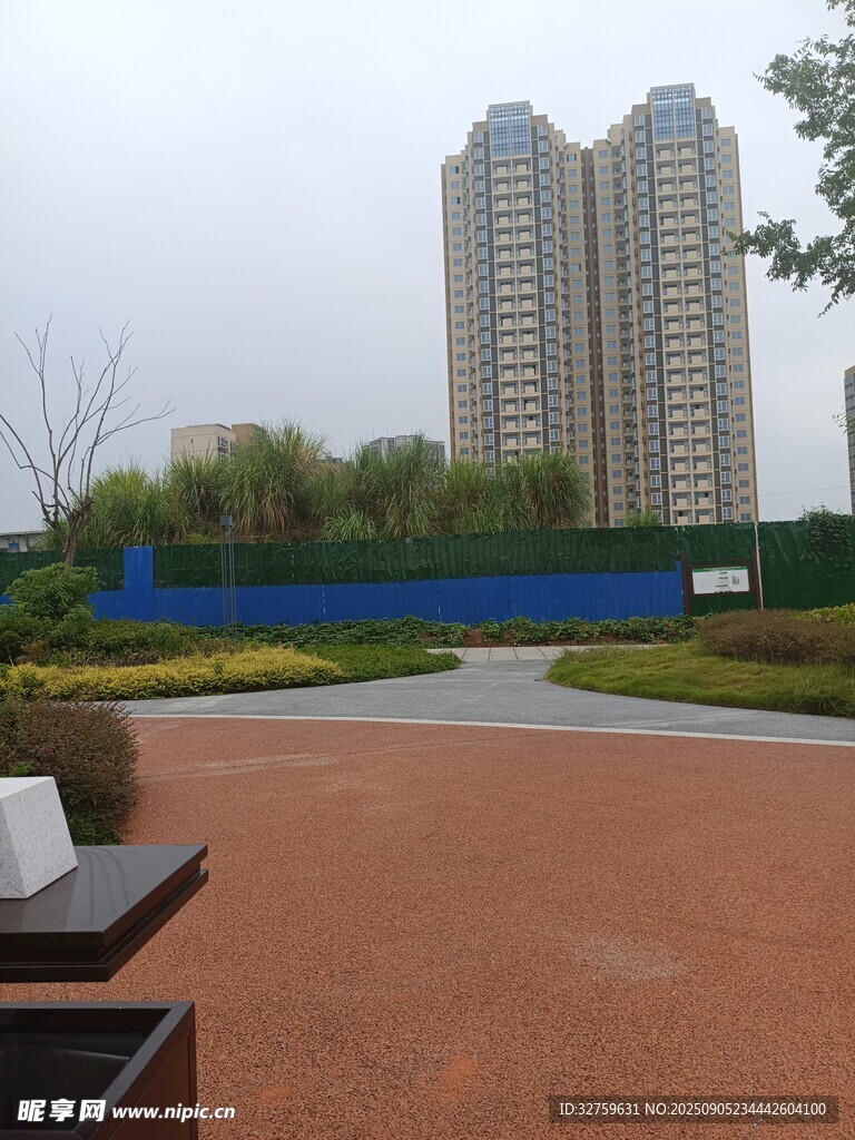 城市住宅區(qū)旁的休閑場地