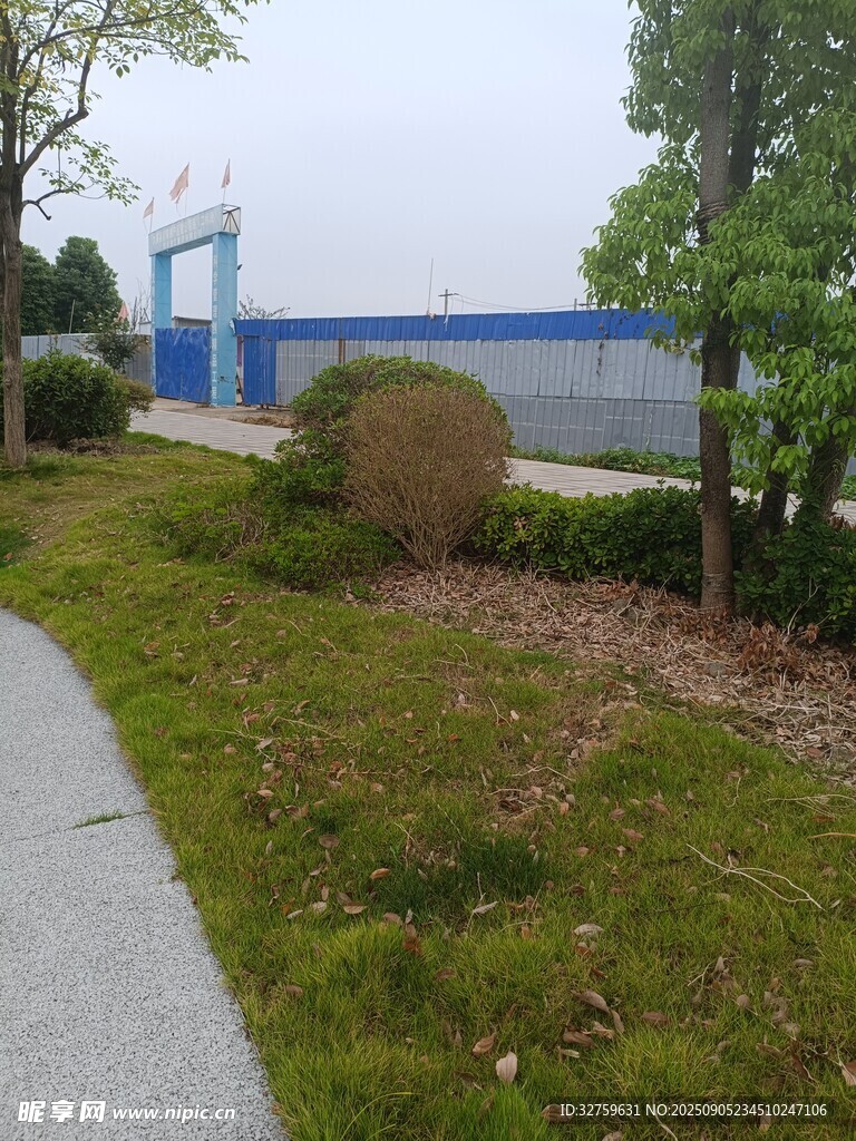 工廠旁的綠化小徑