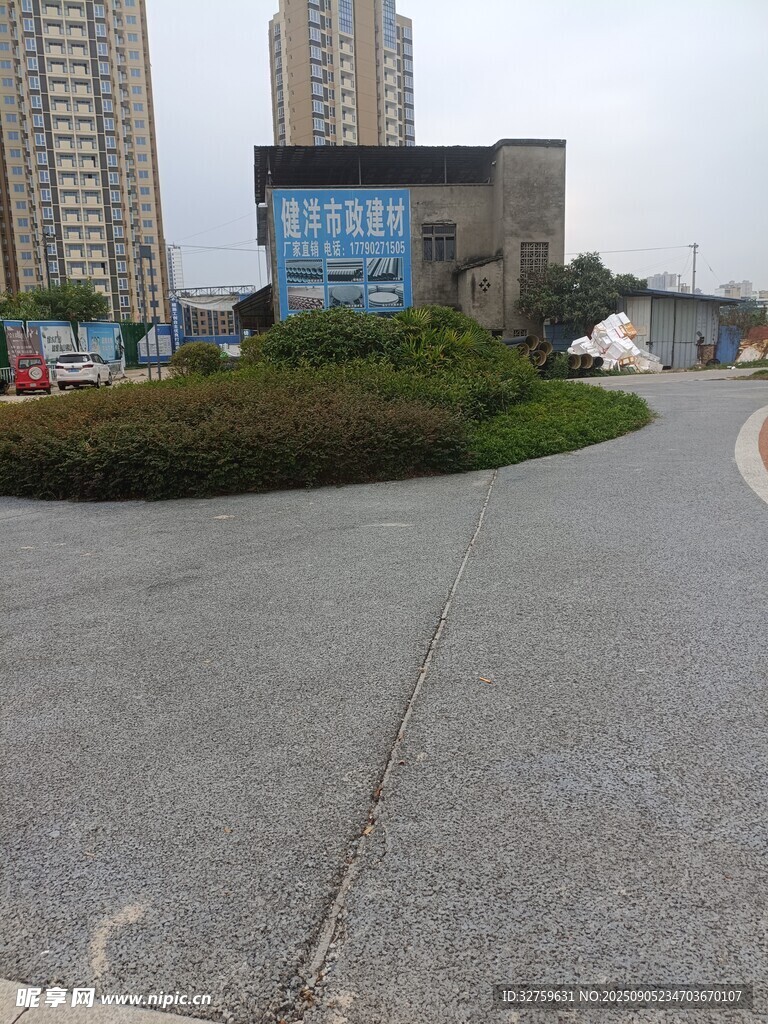 城市道路旁的建筑景觀
