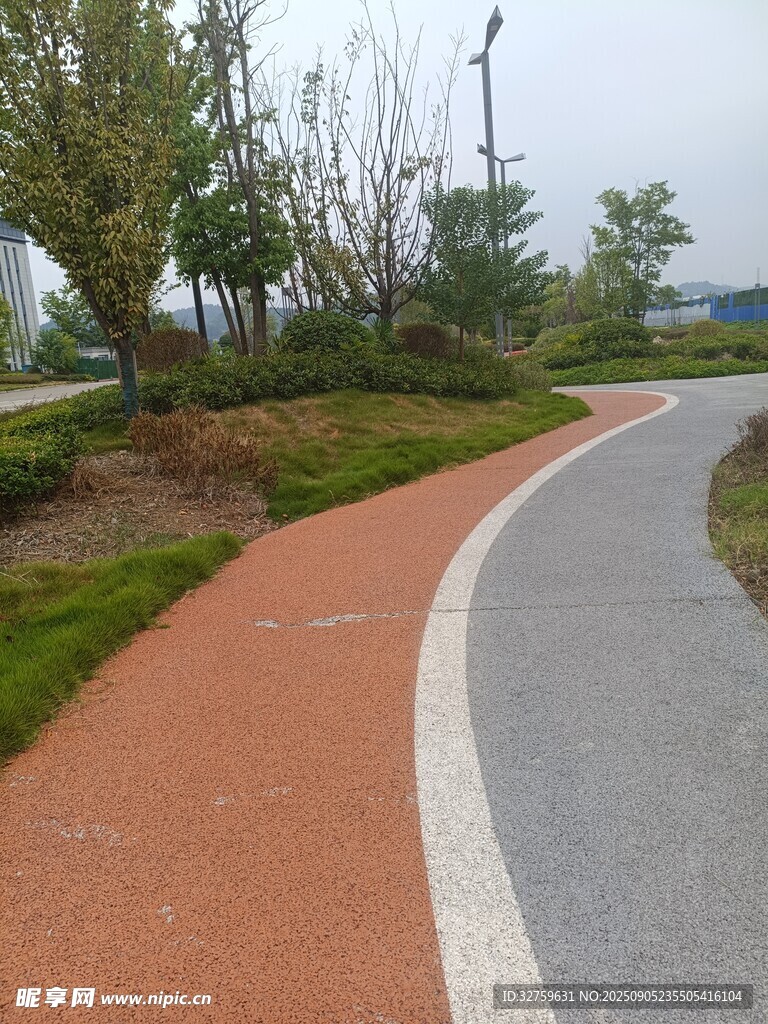 城市公園蜿蜒彩色步道