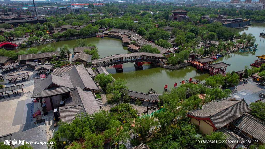 開封清明上河園景區(qū)聽雨橋雙亭