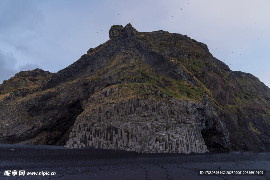 巍峨峻峭的黑色火山山峰