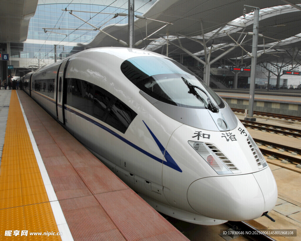 高鐵站的高速列車