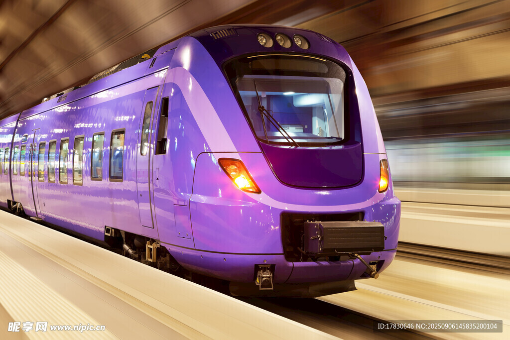 紫色高速列車穿梭隧道
