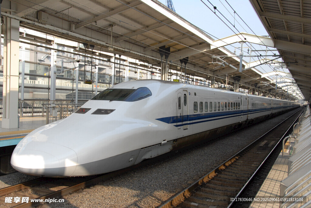高速列車(chē)?？吭谲?chē)站
