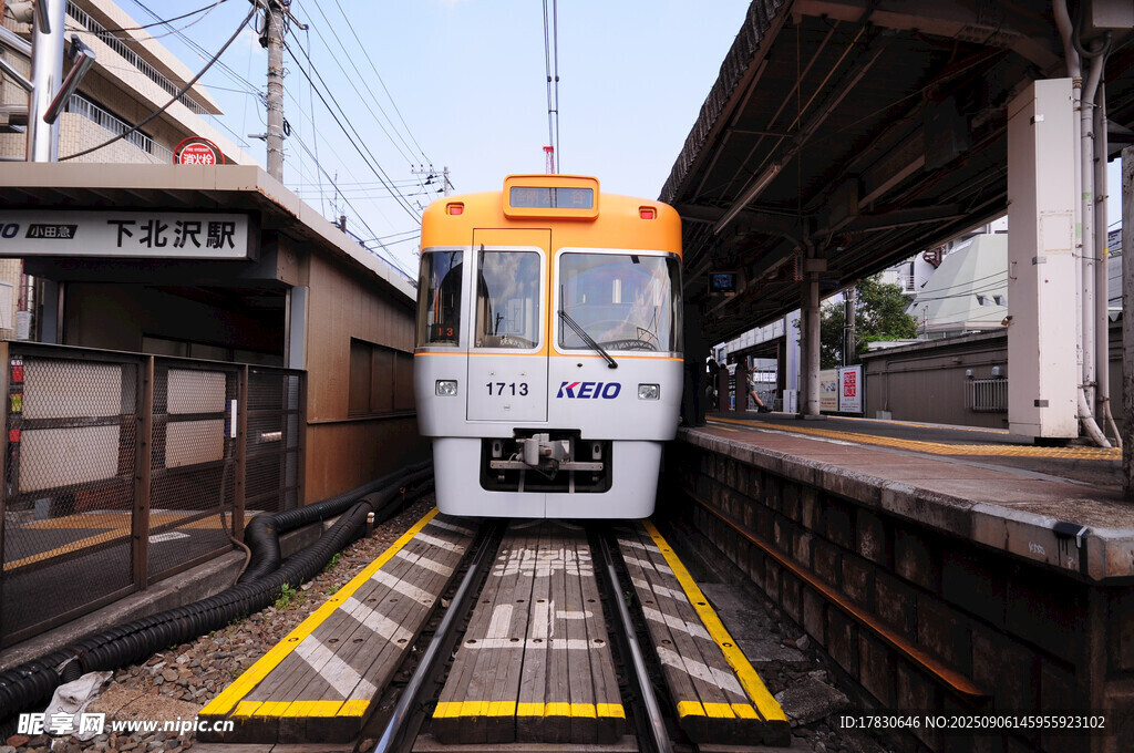 站臺(tái)停靠的黃色列車