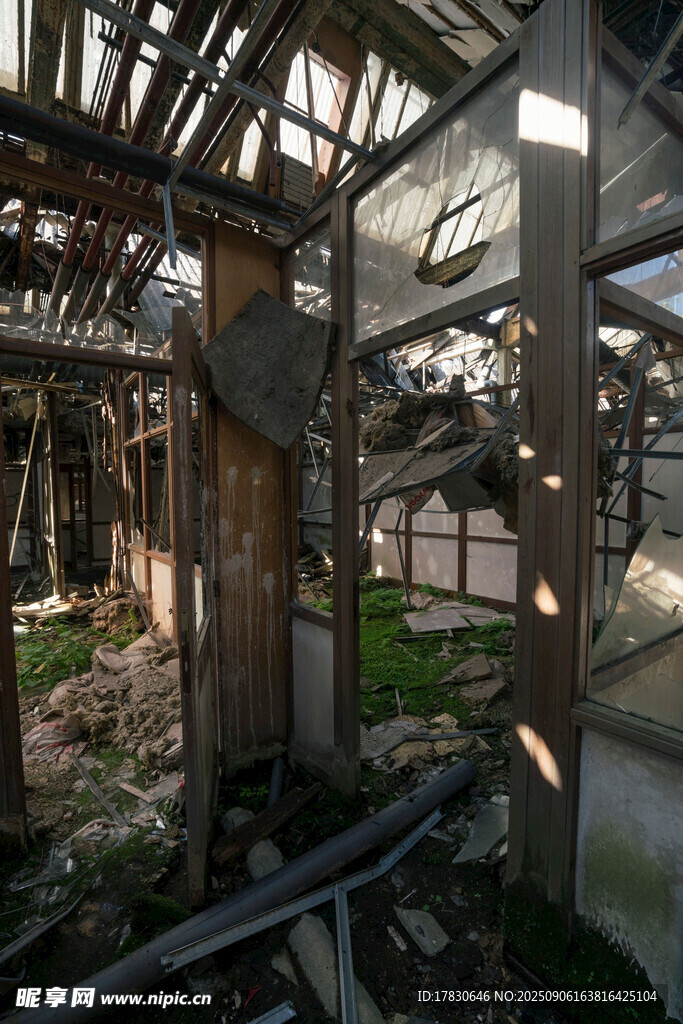 廢棄木質(zhì)建筑內(nèi)部景象