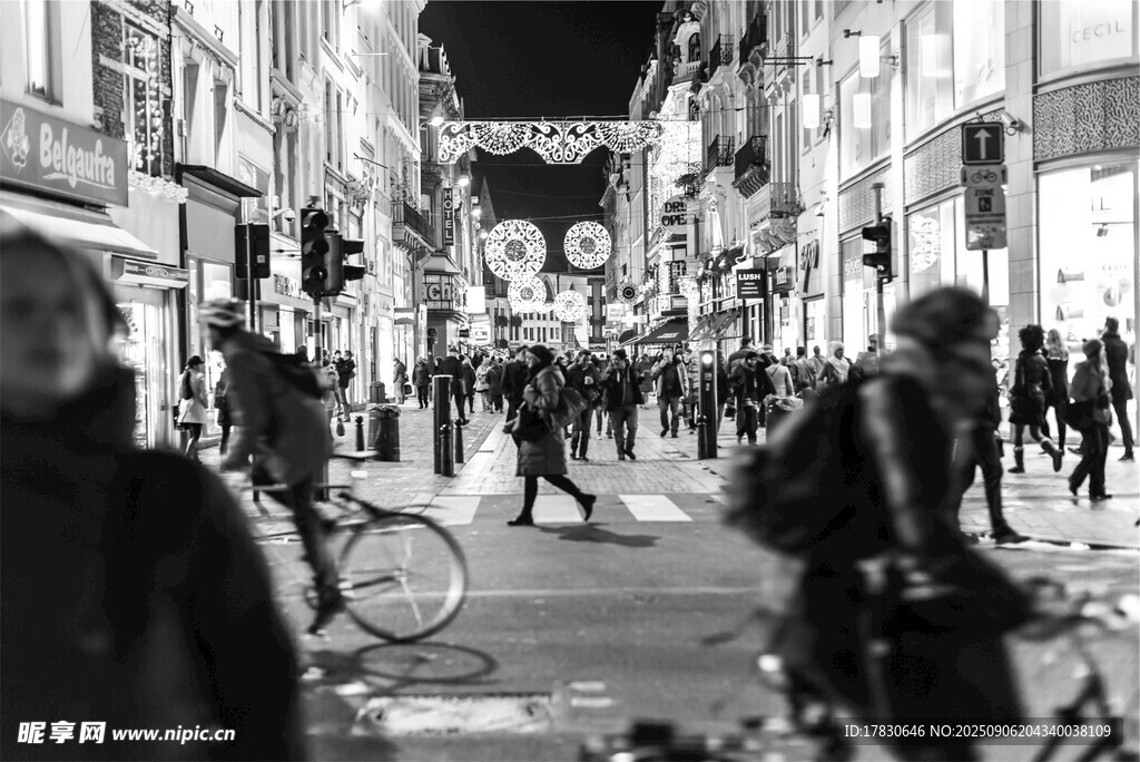 夜晚熱鬧的城市街道景象