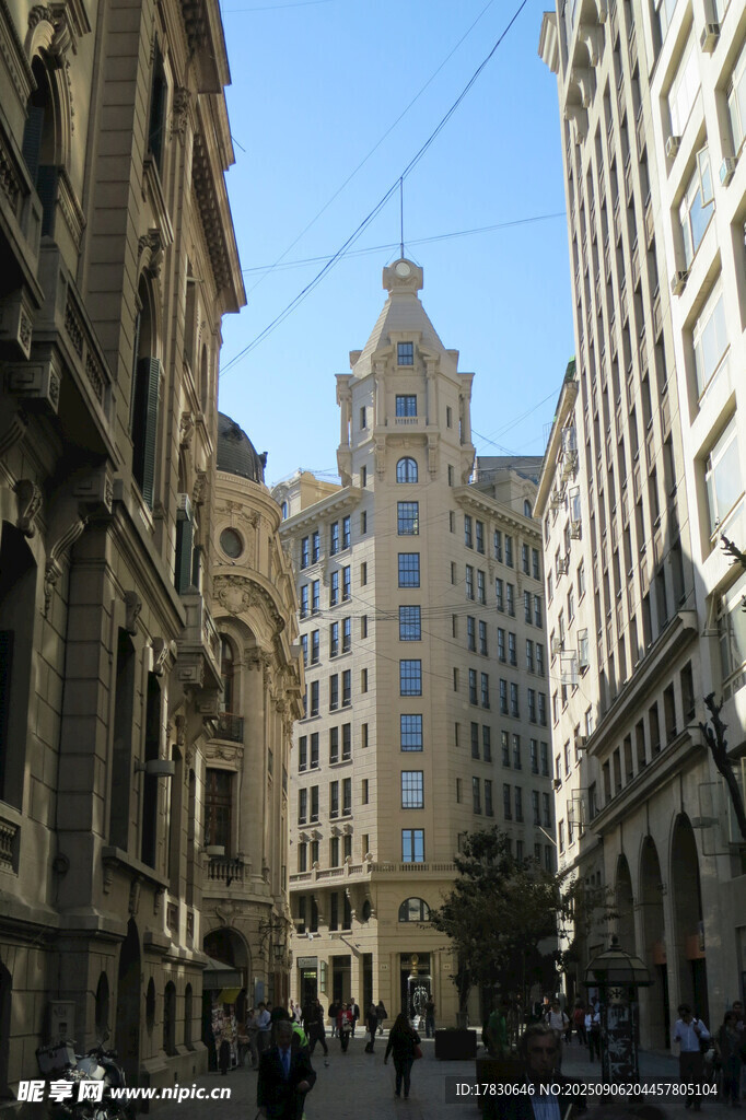城市街道中的古典建筑景觀