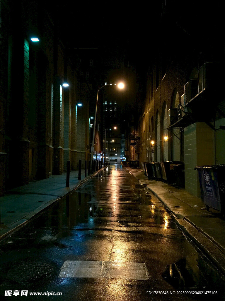 雨夜街道的靜謐光影