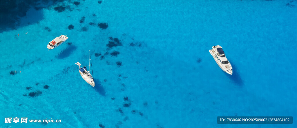 海上船只漂浮的美麗景象