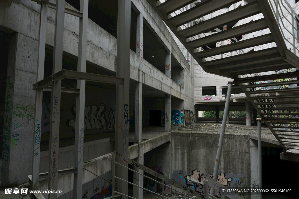 工業(yè)建筑內(nèi)部施工場景