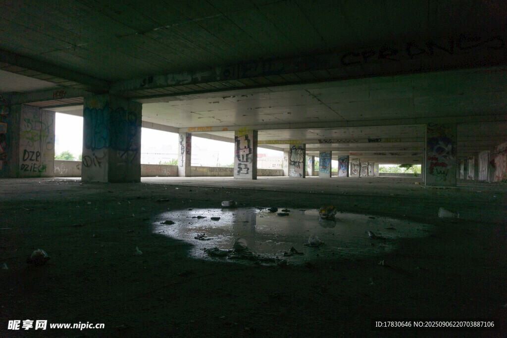 廢棄空曠建筑內部場景