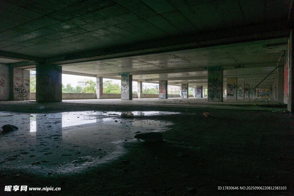 廢棄建筑內(nèi)的空曠潮濕空間