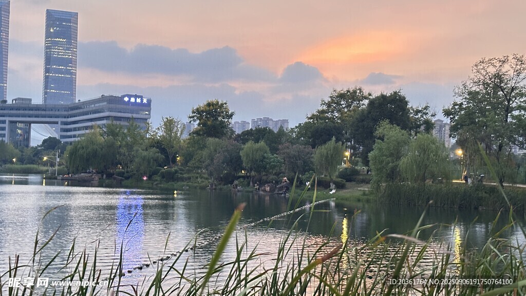 湖畔城市黃昏美景