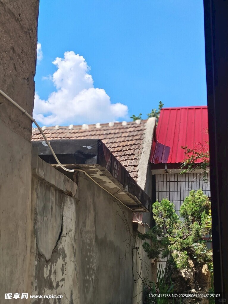 老舊房屋與藍(lán)天白云景象
