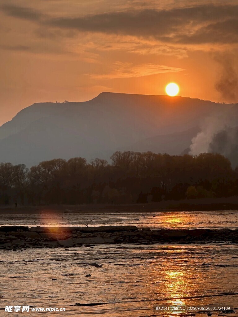 夕陽下的山水河畔美景