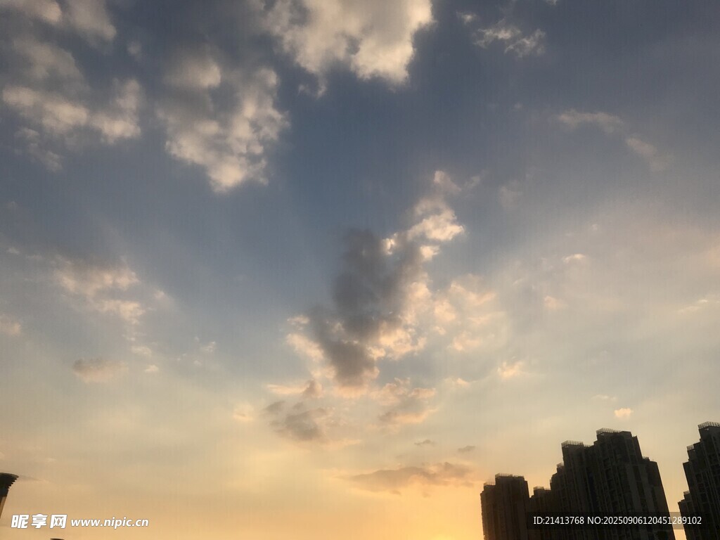 黃昏下的建筑與絢爛云彩