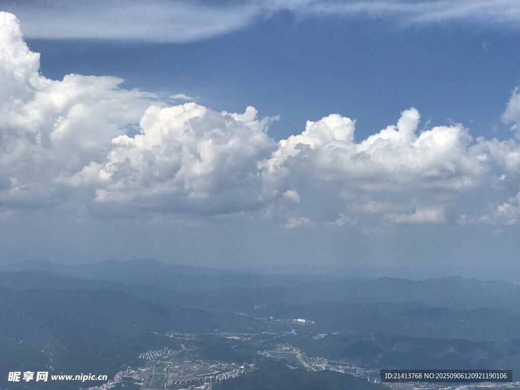 高空俯瞰壯麗云海景觀