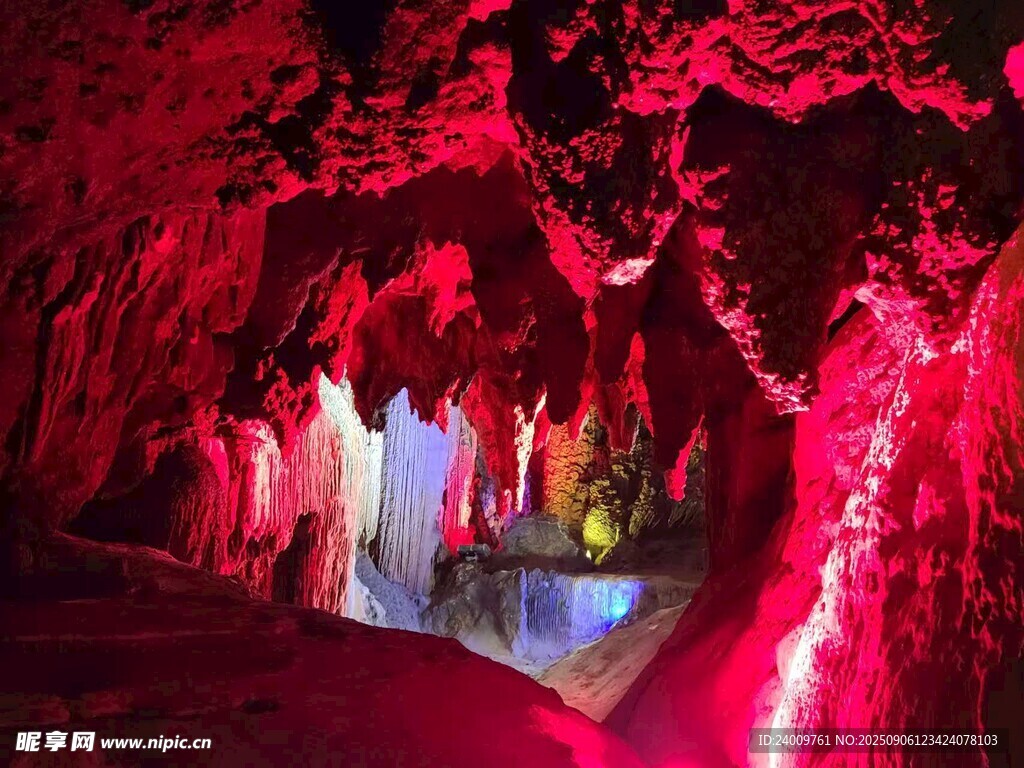 夢幻溶洞景觀 色彩絢麗