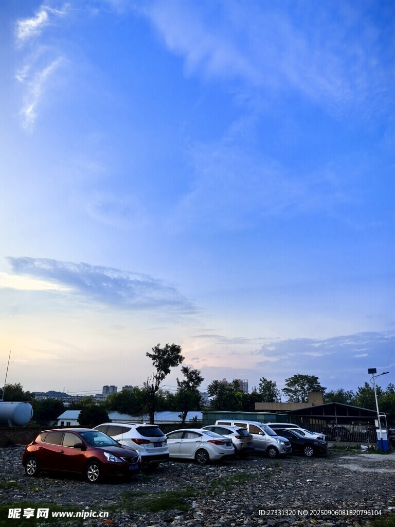 停車(chē)場(chǎng)的美麗天空景色