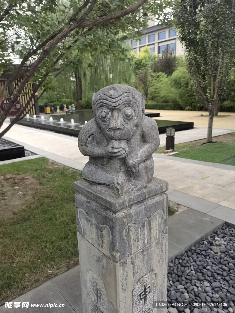 園林中的可愛石雕