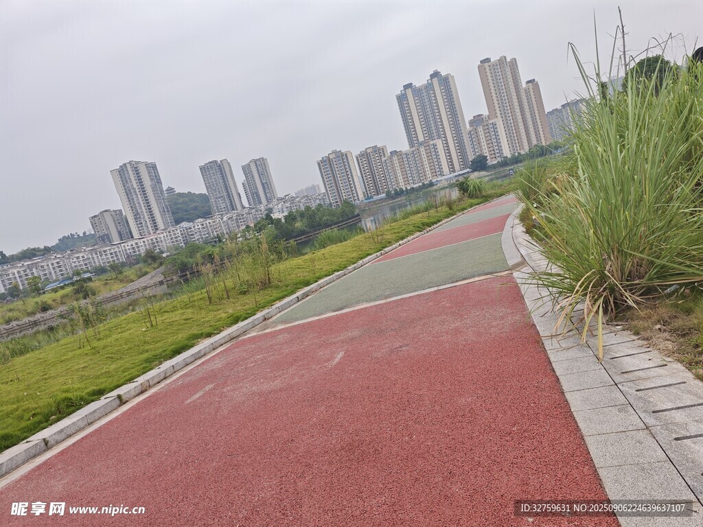 城市中的彩色健身步道