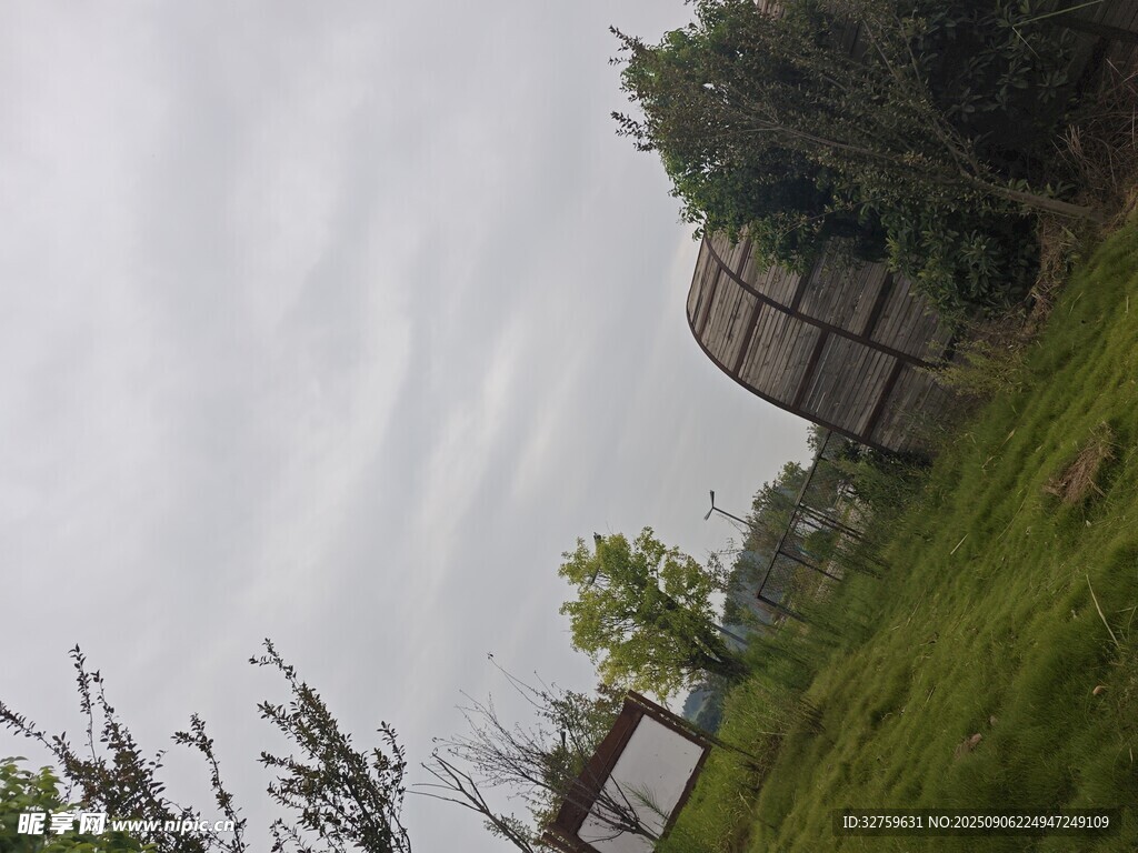 戶外自然風(fēng)景中的石砌建筑