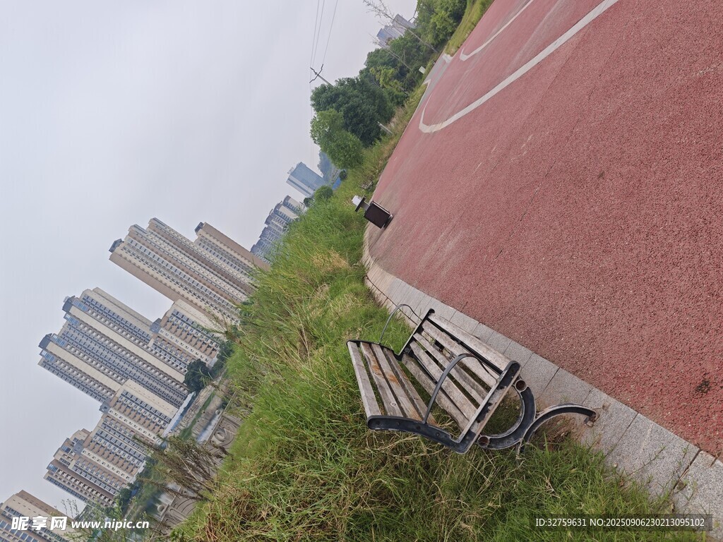 城市操場邊的長椅與高樓