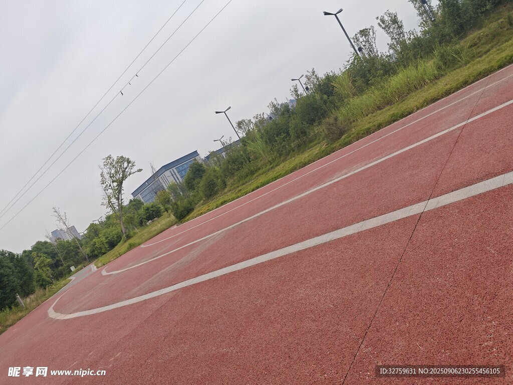 紅色塑膠跑道戶(hù)外場(chǎng)景